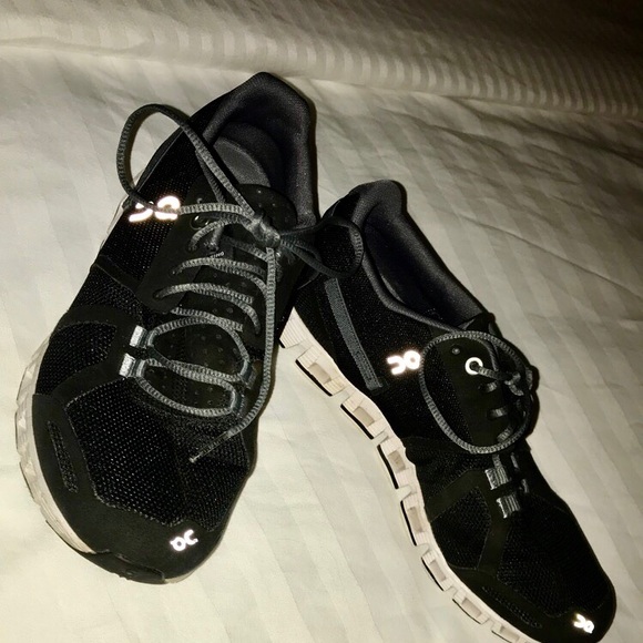 Size 7.5 woman’s ONs Running shoes - Picture 3 of 3